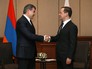 Председатель правительства РФ Дмитрий Медведев и премьер-министр Армении Карен Карапетян во время встречи в Бишкеке Председатель правительства РФ Дмитрий Медведев и премьер-министр Армении Карен Карапетян во время встречи в Бишкеке