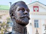 Бронзовый бюст императора всероссийского Николая II возле Часовни святых царственных мучеников при здании прокуратуры в Симферополе Бронзовый бюст императора всероссийского Николая II возле Часовни святых царственных мучеников при здании прокуратуры в Симферополе