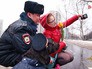 Сотрудники полиции поздравляют женщин с 8 Марта Сотрудники полиции поздравляют женщин с 8 Марта