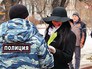 Сотрудники полиции поздравляют женщин с 8 Марта Сотрудники полиции поздравляют женщин с 8 Марта