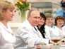Владимир Путин общается с врачами Владимир Путин общается с врачами
