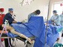 Хирурги проводят операцию Хирурги проводят операцию