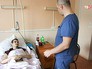 Врач осматривает пациента Врач осматривает пациента