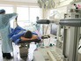 Хирурги проводят операцию на ноге Хирурги проводят операцию на ноге