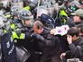 Полиция Южной Кореи препядствует уличным беспорядкам Полиция Южной Кореи препядствует уличным беспорядкам
