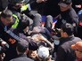 Пострадавший в уличных беспорядках в Южной Корее Пострадавший в уличных беспорядках в Южной Корее