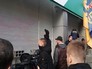 Радикалы замуровывают витрины и вход центрального отделения "Сбербанка" в Киеве Радикалы замуровывают витрины и вход центрального отделения "Сбербанка" в Киеве