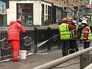 Работники коммунальных служб убирают улицу в Москве Работники коммунальных служб убирают улицу в Москве