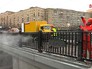 Работники коммунальных служб убирают улицу в Москве Работники коммунальных служб убирают улицу в Москве