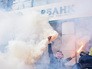Участники акции у входа в центральное отделение дочернего предприятия Сбербанка России в Киеве Участники акции у входа в центральное отделение дочернего предприятия Сбербанка России в Киеве