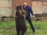 Житель Таганрога выгуливает медведя Житель Таганрога выгуливает медведя