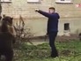 Житель Таганрога выгуливает медведя Житель Таганрога выгуливает медведя