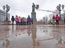 Коммунальщики моют памятник А. С. Пушкину Коммунальщики моют памятник А. С. Пушкину