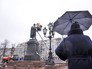 Коммунальщики моют памятник А. С. Пушкину Коммунальщики моют памятник А. С. Пушкину