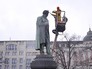 Коммунальщики моют памятник А. С. Пушкину Коммунальщики моют памятник А. С. Пушкину