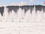 Сотрудники МЧС вскрывают ледяные заторы Сотрудники МЧС вскрывают ледяные заторы