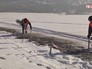 Сотрудники МЧС вскрывают ледяные заторы Сотрудники МЧС вскрывают ледяные заторы