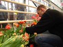 Посетителям раздают цветы в "Аптекарском огороде" Посетителям раздают цветы в "Аптекарском огороде"