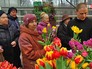 Посетителям раздают цветы в "Аптекарском огороде" Посетителям раздают цветы в "Аптекарском огороде"
