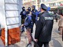 Украинские радикалы и полиция блокируют отделение российского банка Украинские радикалы и полиция блокируют отделение российского банка
