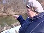 Спасенная врач, показывает место своего падения в реку Спасенная врач, показывает место своего падения в реку