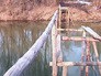 Спасенная врач, показывает место своего падения в реку Спасенная врач, показывает место своего падения в реку