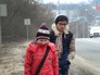Школьники идут вдоль шоссе Школьники идут вдоль шоссе