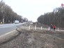 Школьники идут вдоль шоссе Школьники идут вдоль шоссе