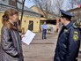 Инспекторы по недвижимости проверяют уличное кафе Инспекторы по недвижимости проверяют уличное кафе