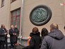 Мемориальная доска виолончелисту и дирижеру Мстиславу Ростроповичу и его супруге оперной певице Галине Вишневской Мемориальная доска виолончелисту и дирижеру Мстиславу Ростроповичу и его супруге оперной певице Галине Вишневской