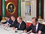 Владимир Пктин и Виктор Янукович подписывают документы Владимир Пктин и Виктор Янукович подписывают документы