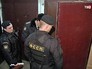 Федеральная служба судебных приставов около квартиры должника Федеральная служба судебных приставов около квартиры должника
