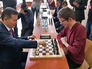 Кирсан Илюмжинов играет в шахматы Кирсан Илюмжинов играет в шахматы