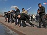 Выпускники-нахимовцы возлагают цветы Выпускники-нахимовцы возлагают цветы