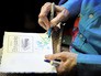 Евгений Евтушенко подписывает книгу Евгений Евтушенко подписывает книгу