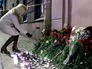 Женщина возлагает цветы рядом со станцией метро "Технологический институт" Женщина возлагает цветы рядом со станцией метро "Технологический институт"