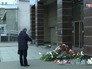 Люди приносят цветы к месту взрыва Люди приносят цветы к месту взрыва