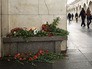 Цветы на станции метро "Технологический институт" в Санкт-Петербурге, где накануне произошел взрыв Цветы на станции метро "Технологический институт" в Санкт-Петербурге, где накануне произошел взрыв