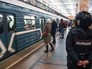 Сотрудник полиции на станции московского метро Сотрудник полиции на станции московского метро