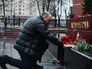 Мужчина возлагает цветы к мемориалу города Ленинград Мужчина возлагает цветы к мемориалу города Ленинград
