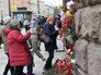 Люди возлагают цветы у станции метро "Технологический институт", где накануне произошел взрыв Люди возлагают цветы у станции метро "Технологический институт", где накануне произошел взрыв