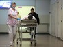 Сотрудница транспортируют пациента в НИИ скорой помощи имени И.И. Джанелидзе в Санкт-Петербурге Сотрудница транспортируют пациента в НИИ скорой помощи имени И.И. Джанелидзе в Санкт-Петербурге