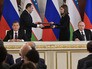 Президент России Владимир Путин и президент Узбекистана Шавкат Мирзиеев во время подписания документов по итогам переговоров Президент России Владимир Путин и президент Узбекистана Шавкат Мирзиеев во время подписания документов по итогам переговоров