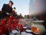Участники всероссийской акции "Вместе против террора" возлагают цветы на Кремлевской набережной в Казани Участники всероссийской акции "Вместе против террора" возлагают цветы на Кремлевской набережной в Казани