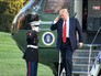 Президент США Дональд Трамп выходит из вертолета Президент США Дональд Трамп выходит из вертолета