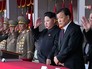 Лидер КНДР Ким Чен Ын наблюдает за парадом Лидер КНДР Ким Чен Ын наблюдает за парадом