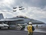 Взлет истребителей с палубы авианосца США Взлет истребителей с палубы авианосца США