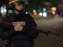 Сотрудник полиции стоит в оцеплении на месте перестрелки в Париже Сотрудник полиции стоит в оцеплении на месте перестрелки в Париже