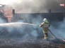 Пожарные тушат деревянный дом Пожарные тушат деревянный дом