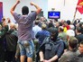Беспорядки в здании парламента Македонии Беспорядки в здании парламента Македонии